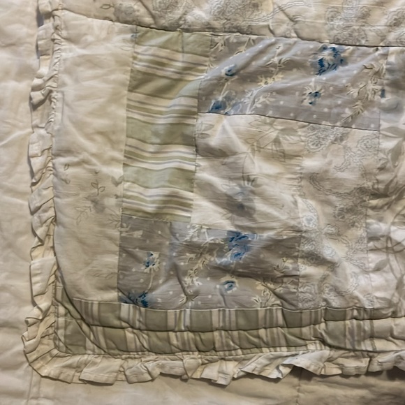 Rachel Ashwell Simply Shabby Chic Queen 100”x 86” Patchwork Cotton Quilt - Picture 6 of 10